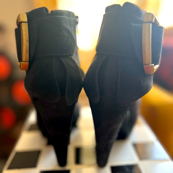 Luichiny vintage black suede high heeled ankle boots w/oversized buckle - Picture 5 of 8